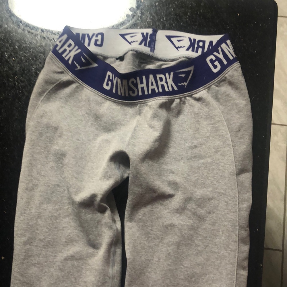 Gym shark leggings
